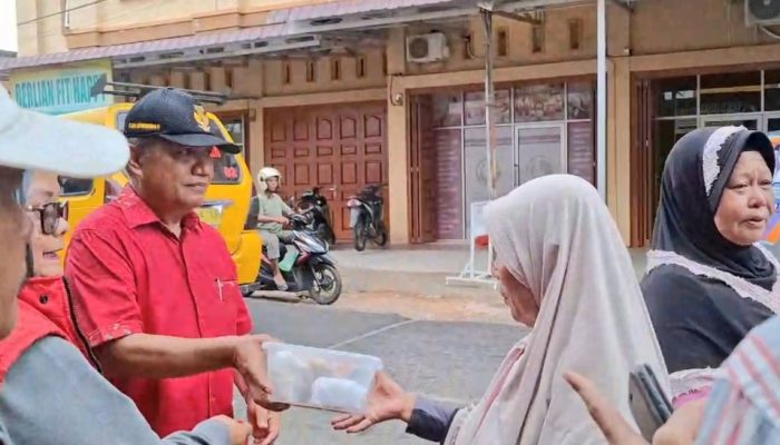 Hapendi Harahap Berbagi Nasi Berkah ke Masyarakat Padangsidimpuan