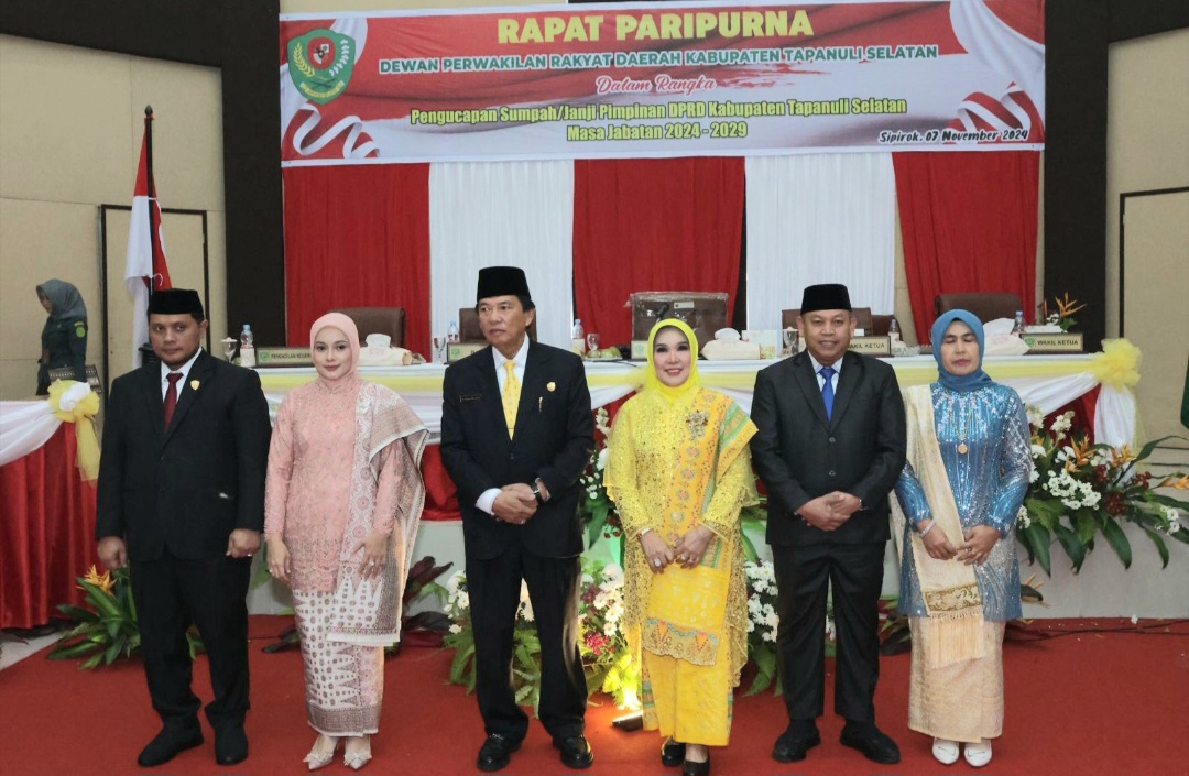 Ketua DPRD Tapsel, Rahmat Nasution, didampingi Wakil Ketua, Abdul Basith Dalimunthe dan Borkat, beserta para istri, berfoto bersama usai agenda pelantikan dan pengambilan sumpah janji Pimpinan periode 2024-2029