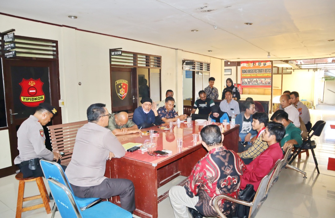 Waka Polres Padangsidimpuan, Kompol Rahman Takdir Harahap, dan personel lainnya, saat memfasilitasi proses mediasi terhadap tuntutan untuk mengalihkan atau menangguhkan penahanan terhadap salah seorang warga Gang Raya berinisial, IS