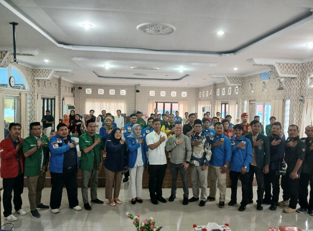 Ketua KPU Padangsidimpuan, Tagor Dumora Lubis, Komisioner KPU Divisi Sosialisasi, Pendidikan Pemilih, dan Partisipasi Masyarakat serta Sumber Daya Manusia, Parlagutan Harahap, Kasi Intel Kejari Padangsidimpuan, Jimmy Donovan, berfoto bersama peserta sosialisasi bertajuk, 'Peningkatan Partisipasi Masyarakat dan Pendidikan Pemilih pada Pemilihan Serentak 2024 kepada Segmen Pemilih Kepemudaan'