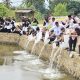 Polres Padangsidimpuan bersama pemerintah daerah dan stakeholder lainnya menabur ribuan benih ikan nila serta tawes di Kolam milik Pondok Pesantren Hajijah Amalia Sari di Desa Siparau, Kecamatan Batunadua