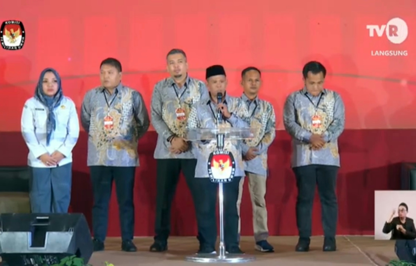 Ketua KPU Kabupaten Tapsel yang juga Komisioner Divisi Keuangan, Umum, Rumah Tangga, dan Logistik, Zulhajji Siregar, didampingi Komisioner Divisi Teknis Penyelenggaraan, Effendi Rambe, Komisioner Divisi Perencanaan, Data, dan Informasi, Yasir Husein Pardede, Komisioner Divisi Sosialisasi, Pendidikan Pemilih, Partisipasi Masyarakat, dan Sumber Daya Manusia, Fanny Daulad Siregar, Komisioner Divisi Hukum dan Pengawasan, Khoirun Solih Harahap, serta Sekretaris KPU Tapsel, Riski Hastuti Ritonga, saat memberi sambutan