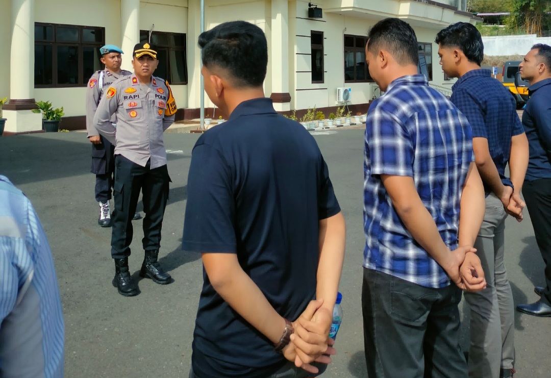 Waka Polres Tapsel, Kompol Rapi Pinakri, saat memimpin Anev program Beyond Trust Presisi TW IV 2024 ke penjabat dan operator