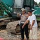 Kasat Lantas Polres Palas, AKP Tongan Siregar, saat memberi imbauan di lokasi perbaikan Jalan/Jembatan yang rusak di Desa Bulusonik