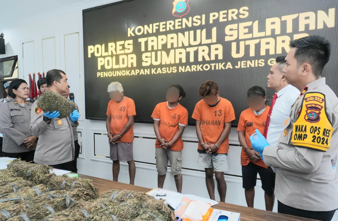 Kapolres Tapsel, AKBP Yasir Ahmadi, didampingi Waka Polres, Kompol Rapi Pinakri, Kasat Resnarkoba, AKP Ivan Roberth Sitompul, dan Kasi Humas, AKP Maria Marpaung, saat menggelar konferensi pers pengungkapan kasus narkotika berupa 22 Kg ganja