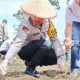 Kapolres Padangsidimpuan, AKBP Dr Wira Prayatna, saat menanam benih jagung dalam rangka mendukung program ketahanan pangan Presiden, Prabowo Subianto, guna mewujudkan swasembada pangan di Kota Padangsidimpuan
