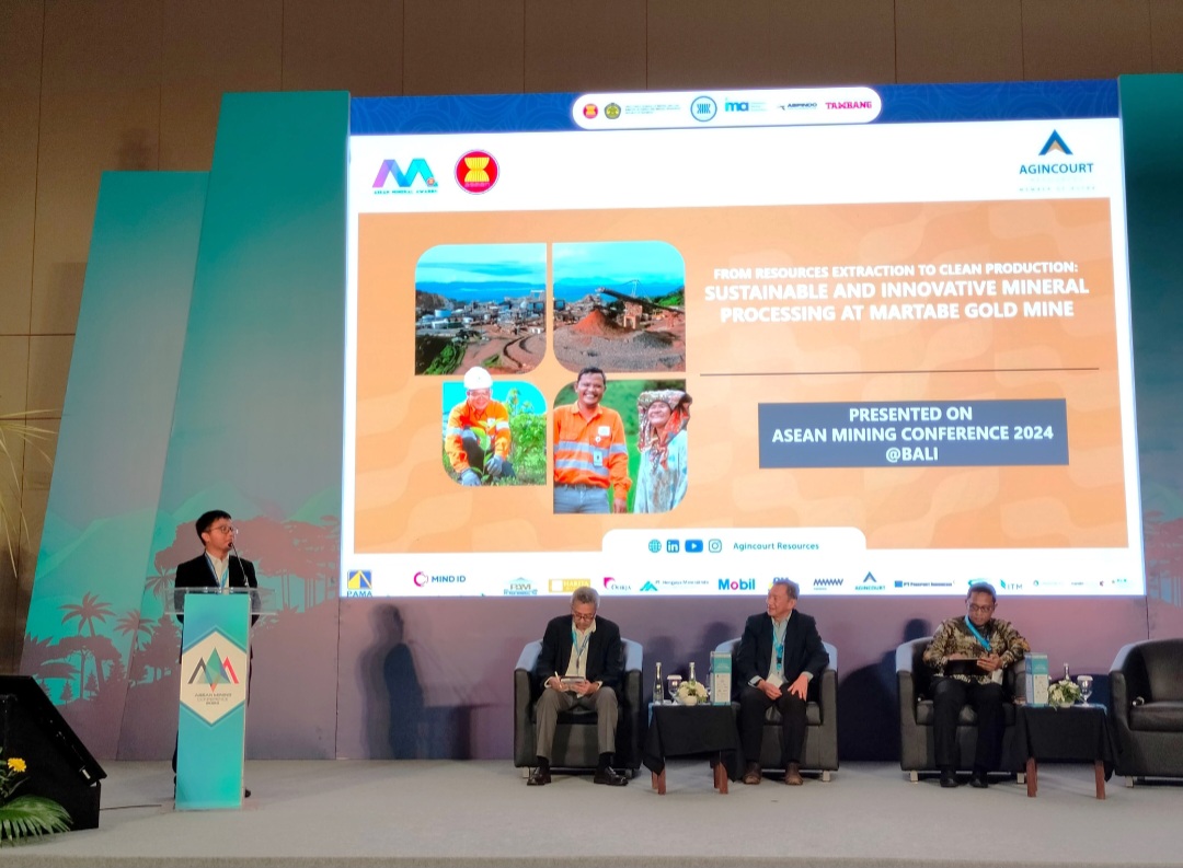 Wakil Presiden Direktur PT AR, Ruli Tanio, memberikan pemaparan di ASEAN Mining Conference di Bali di hadapan ratusan delegasi pertambangan di Asia Tenggara