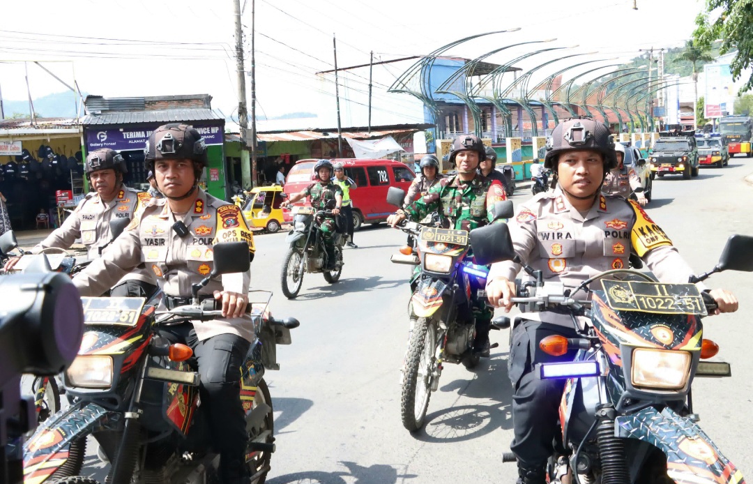Kapolres Padangsidimpuan, AKBP Wira Prayatna, Kapolres Tapsel, AKBP Yasir Ahmadi, Kapolres Madina, AKBP Arie Sofandi Paloh, Dandim 0212/Tapsel, Letkol Arm Delli Yudha Adi Nurcahyo, saat Patroli bersama usai Apel Rayonisasi dalam rangka pengamanan menghadapi Pilkada serentak 2024