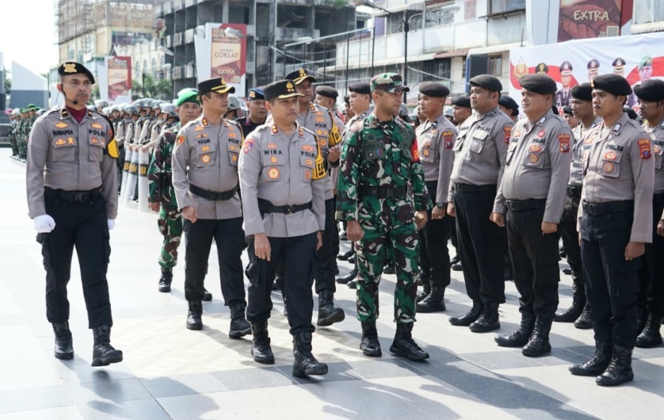 Kapolres Padangsidimpuan, AKBP Wira Prayatna, Kapolres Tapsel, AKBP Yasir Ahmadi, Kapolres Madina, AKBP Arie Sofandi Paloh, Dandim 0212/Tapsel, Letkol Arm Delli Yudha Adi Nurcahyo, mengecek kesiapan pasukan saat Apel Rayonisasi bersama dalam rangka pengamanan menghadapi Pilkada serentak 2024