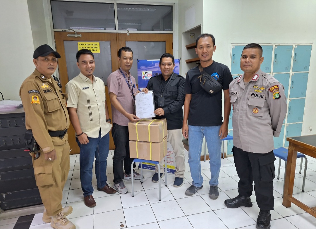 Prosesi penyerahan kekurangan surat suara Pilbup Tapsel ke pihak KPU yang disaksikan Kepolisian dan Bawaslu