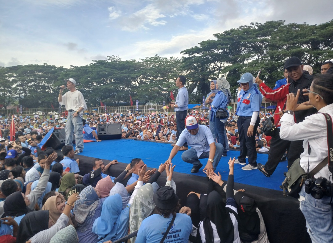 Ribuan massa pendukung tampak antusias ingin menyalami dan bercengkrama dengan calon Wali Kota Padangsidimpuan No.03, Dr Hapendi Harahap, dalam Kampanye Akbar di Stadion HM Nurdin