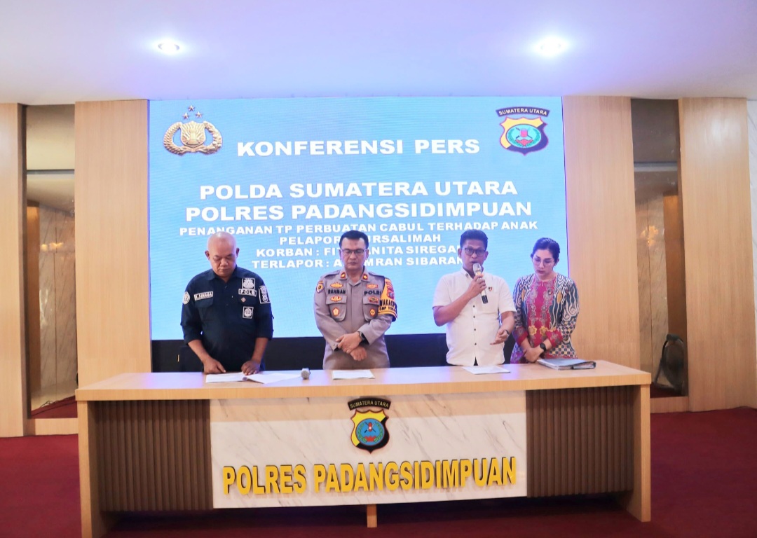 Kasat Reskrim Polres Padangsidimpuan, AKP Desman Manalu, bersama Waka Polres, Kompol Rahman Takdir Harahap, Kasi Humas, AKP K Sinaga, dan Kanit PPA, Brigpol Olivia Karo-karo, saat menjelaskan perjalanan kasus dugaan rudapaksa yang melibatkan oknum ASN Pemkab Tapsel hingga korbannya kini telah hamil