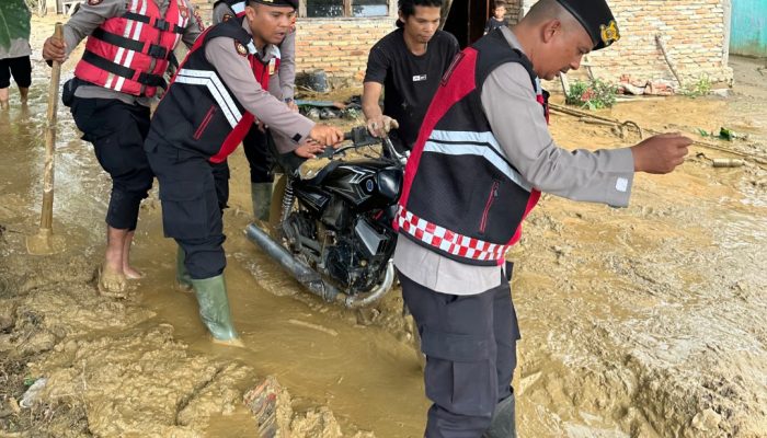 Musibah Banjir Bandang, Sat Samapta Polres Tapsel Bantu Evakuasi Harta Benda Masyarakat