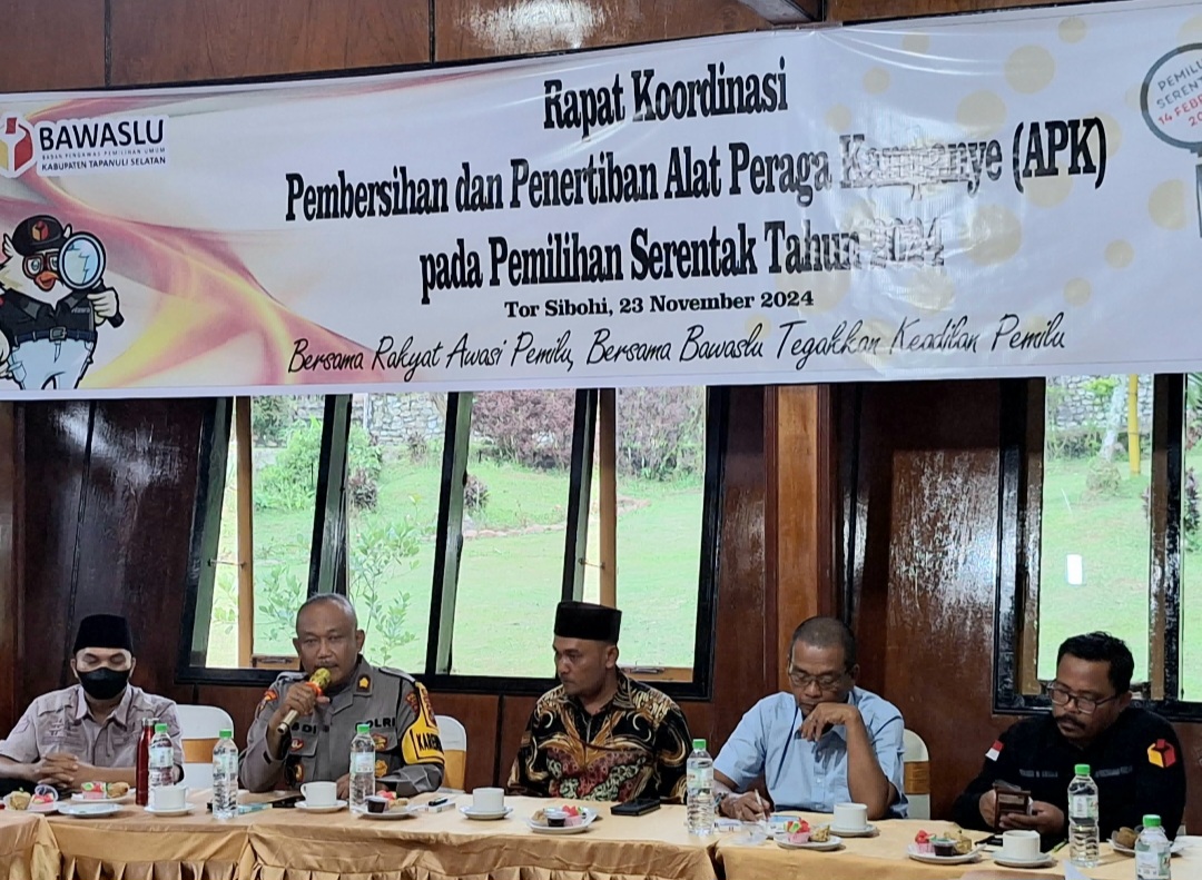 Kabag Ops Polres Tapsel, Kompol Abdi Abdillah, saat memberi pemaparan di sela rapat koordinasi terkait pembersihan dan penertiban APK Pilkada serentak 2024