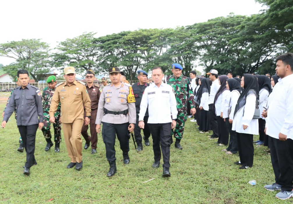 Kapolres Padangsidimpuan, AKBP Wira Prayatna, bersama Pj Wali Kota, Timur Tumanggor, Ketua KPU, Tagor Dumora Lubis, Ketua Bawaslu, Ratno Afandi, dan lainnya mengecek kesiapan barisan penyelenggara Pilkada