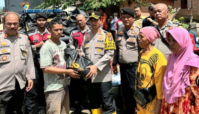 Kapolres Tapsel Turun Langsung Beri Bantuan ke Warga Terdampak Banjir Bandang