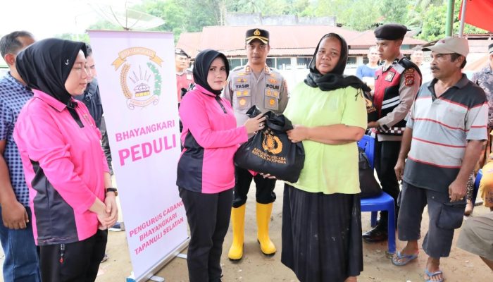 Bersama Ketua Bhayangkari, Kapolres Tapsel Salurkan Puluhan Paket Bantuan ke Korban Banjir
