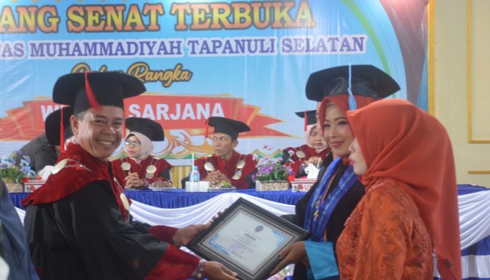 UM Tapsel Wisuda 417 Sarjana, Rektor: Belajar Tak Berhenti di Sini