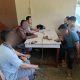 Bhabinkamtibmas Polsek Dolok, Briptu Fitra D Sandy, saat memfasilitasi proses mediasi atas kasus dugaan pencurian