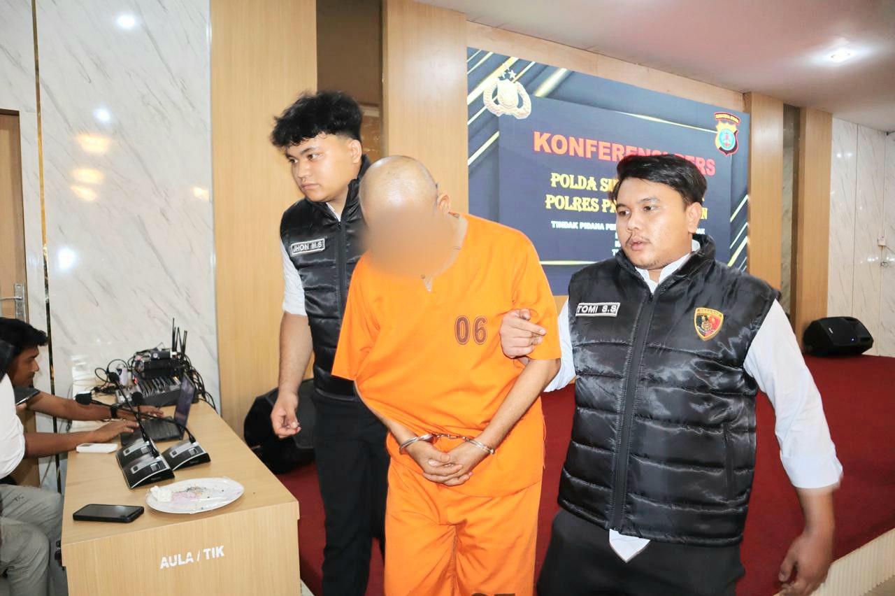 Polisi saat menggiring AIS, tersangka kasus dugaan rudapaksa terhadap gadis berusia 13 tahun hingga mengandung 6 bulan sebut saja, Bunga, saat digiring menuju RTP Mapolres Padangsidimpuan