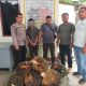 Personel Polsek Batang Toru saat mengamankan DZ berikut barang bukti 8 tandan buah sawit seberat 80 Kg yang diserahkan pihak PTPN IV Region I Kebun Batang Toru