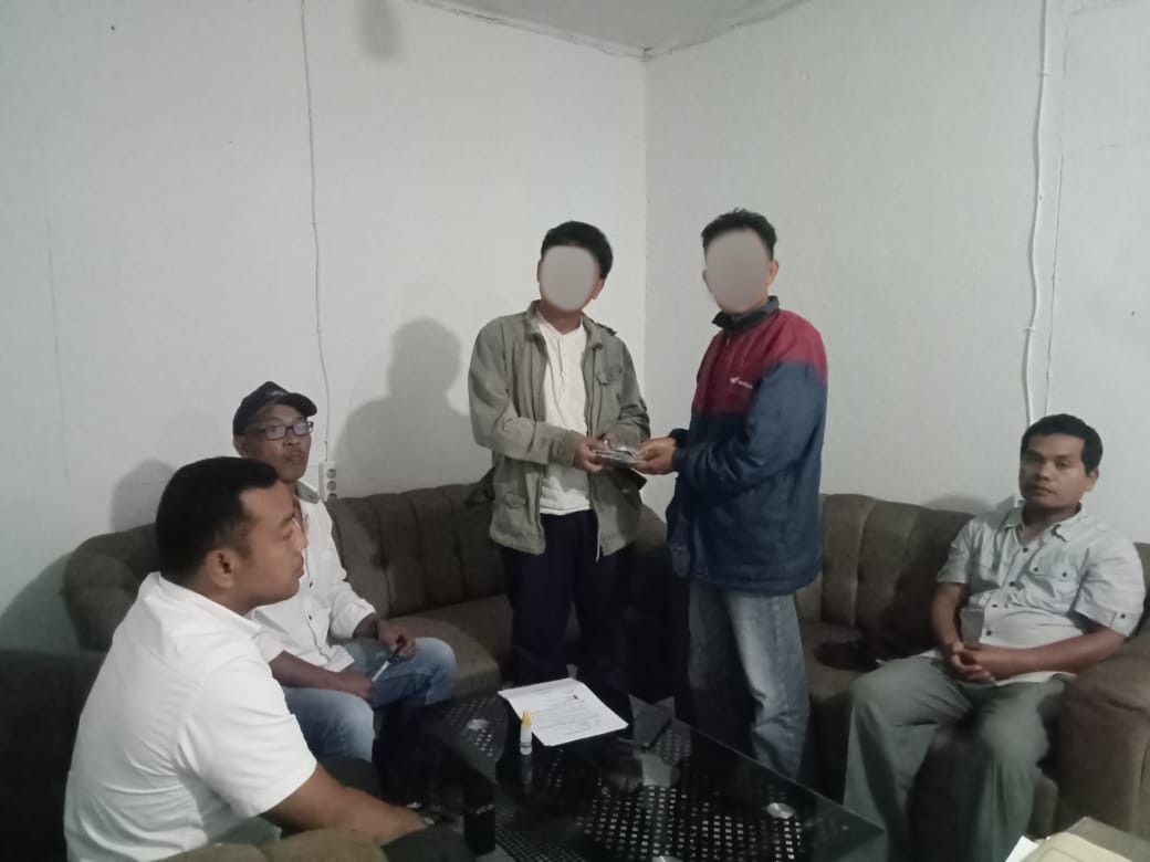 Kanit Reskrim Polsek Sipirok, Ipda Ahmad Juli Nasution, bersama anggota memfasilitasi proses mediasi kasus dugaan kekerasan hingga berdamai