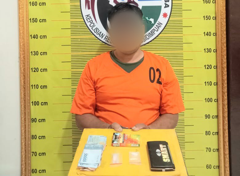 Seorang residivis, MAS, saat menunjukkan barang bukti usai diamankan Tim Opsnal Sat Resnarkoba Polres Padangsidimpuan