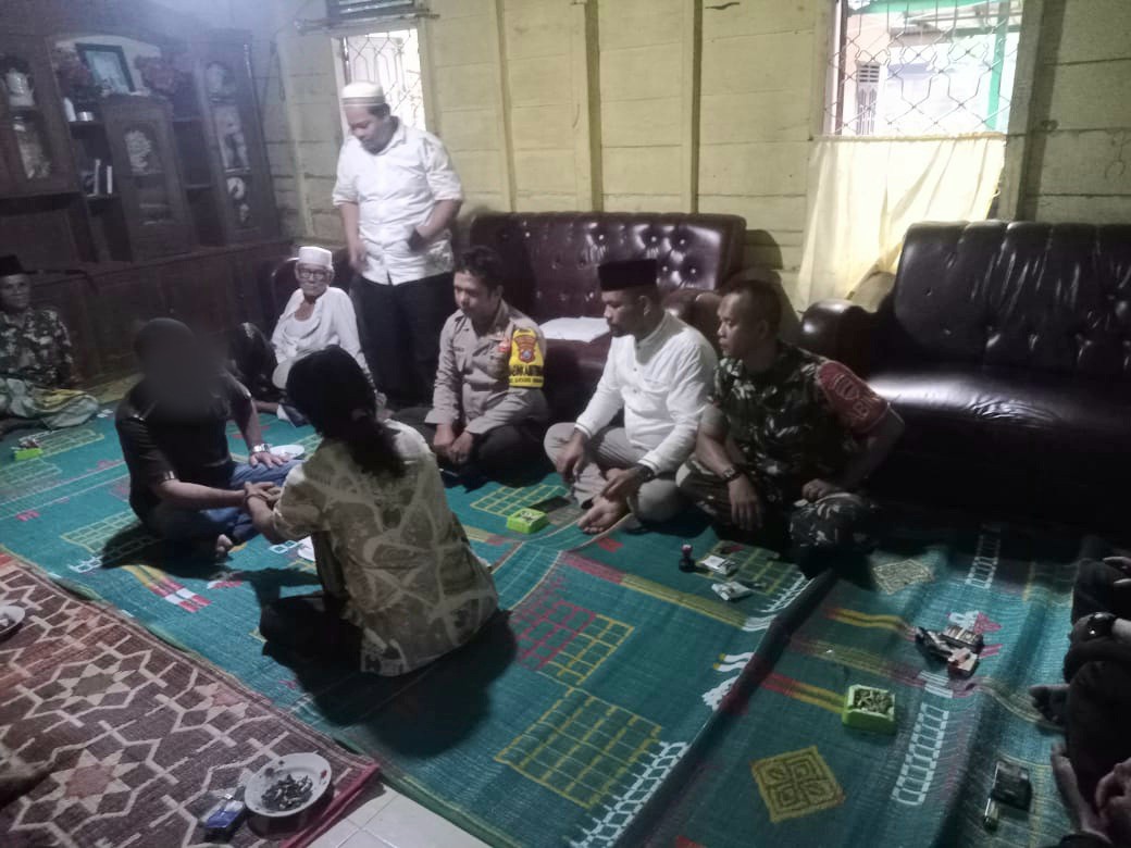 Kedua belah pihak yang sempat berselisih akhirnya sepakat untuk berdamai ditandai dengan bersalaman disaksikan Bhabinkamtibmas, Babinsa, perangkat Desa, dan para Tokoh setempat