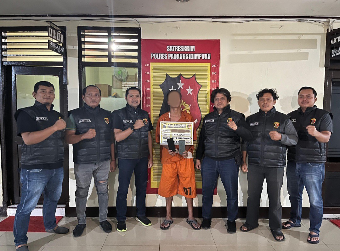 Seorang pria diduga pelaku pencurian berinisial, RSP, menunjukkan barang bukti 2 unit Handphone usai ditangkap Kasat Reskrim Polres Padangsidimpuan, AKP Desman Manalu, dan jajaran Tim Opsnal