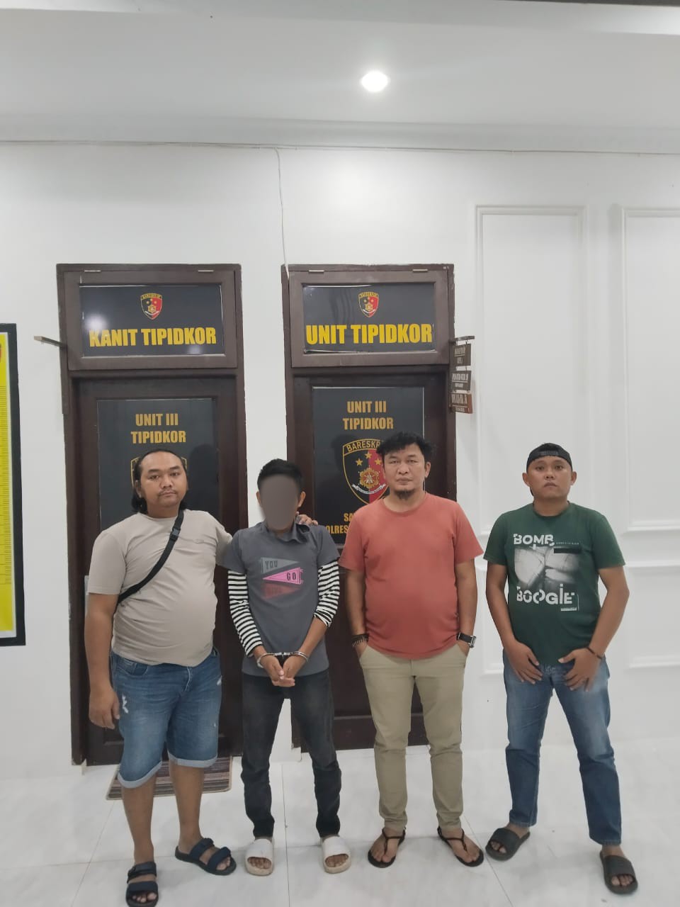 Pria terduga pelaku tindak pidana dugaan KDRT, MH, usai diamankan Tim Opsnal ke Mako Polres Tapsel