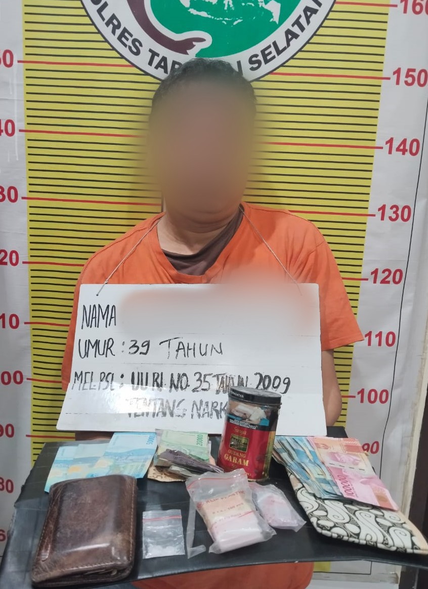 Pria nganggur berinisial, ARH, saat menunjukkan barang bukti narkotika jenis sabu usai tertangkap Tim Opsnal Sat Resnarkoba Polres Tapsel dan Kapolsek Sipirok