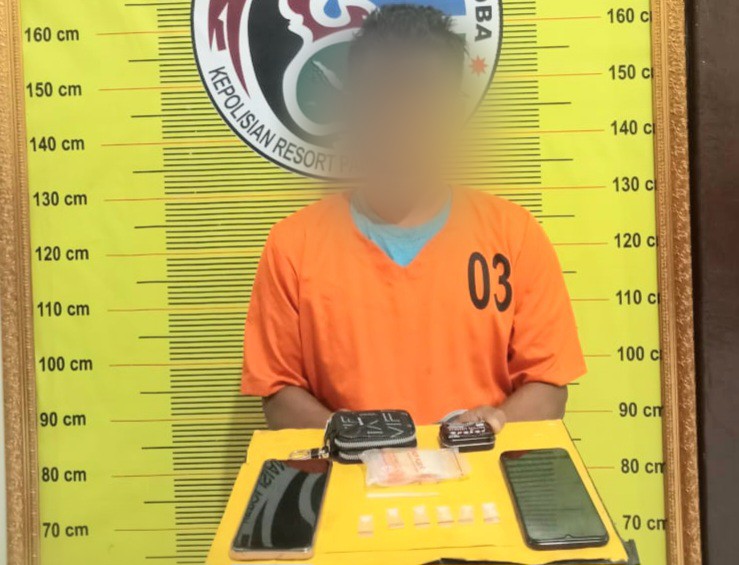 Seorang pria pengangguran yang diduga menjadi pengedar sabu, IL, saat menunjukkan barang bukti usai diamankan Tim Opsnal Sat Resnarkoba Polres Padangsidimpuan