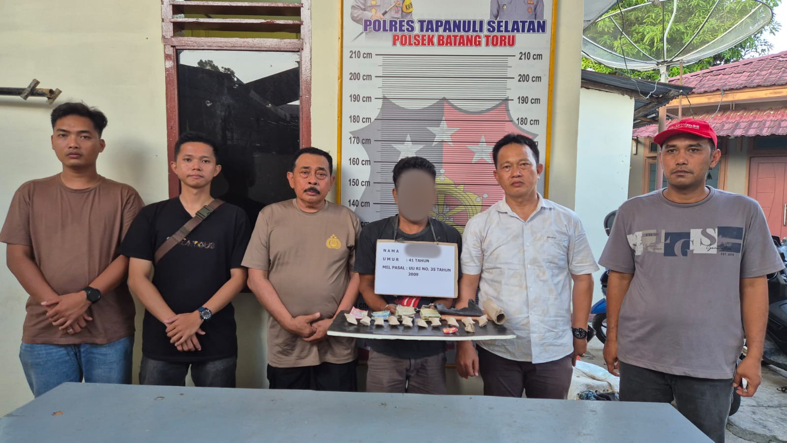 Kapolsek Batang Toru, Iptu RN Tarigan, didampingi Kanit Reskrim, Ipda Hary Agus Pohan, dan Tim Opsnal usai menangkap AA berikut barang bukti ganja