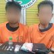 Kedua pria yang menjadi pengedar sabu, SBH dan RS, menunjukkan barang bukti sabu usai diserahkan ke Sat Resnarkoba Polres Tapsel