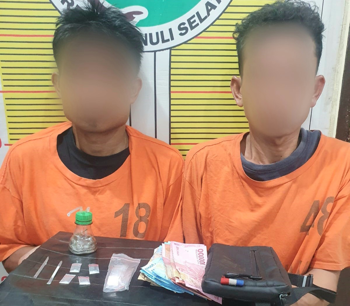 Kedua pria yang menjadi pengedar sabu, SBH dan RS, menunjukkan barang bukti sabu usai diserahkan ke Sat Resnarkoba Polres Tapsel