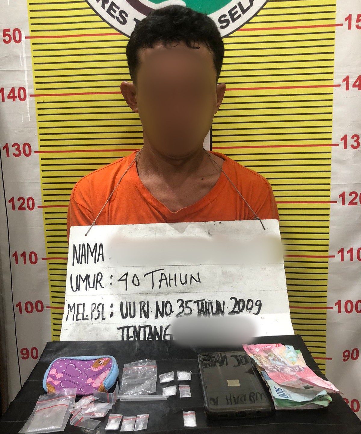 Seorang pria nganggur yang cari peruntungan dengan menjadi pengedar sabu, RRH alias P, saat menunjukkan barang bukti sabu usai diciduk Tim Opsnal Sat Resnarkoba Polres Tapsel
