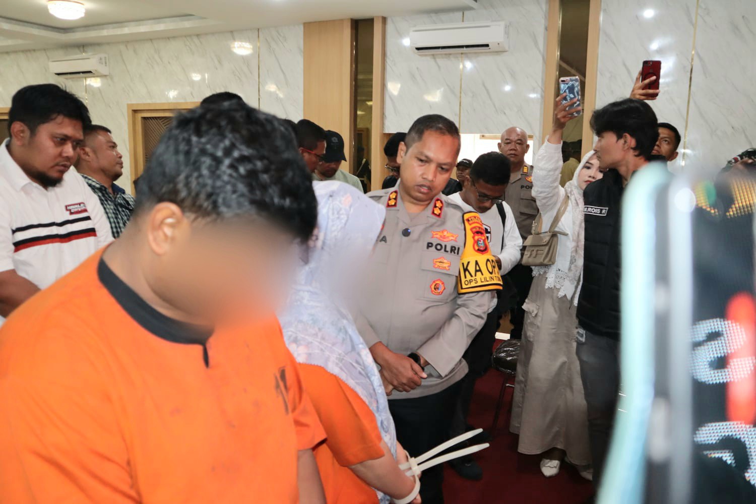 Kapolres Padangsidimpuan, AKBP Dr Wira Prayatna, saat mewawancarai kedua Pasutri yang diduge melakukan penyekapan terhadap 12 WNA asal Bangladesh