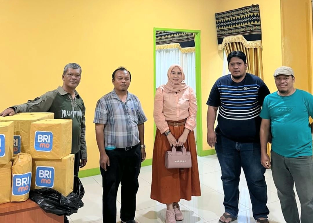 Pimpinan Cabang BRI Padangsidimpuan Alde Tio Putra, diwakili Founding Officer, Mimi Heri Kami, menyerahkan barang-barang sponsor BRI untuk kegiatan HUT Korpri ke-53 tahun 2024 ke Pj Sekda, Ary Junaidi, didampingi ASN lainnya