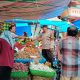 Bhabinkamtibmas Polsek Sipirok, Aiptu Anwar Sadat Harahap, saat melakukan pengamanan di Pasar Pargarutan sembari memonitoring harga-harga sembako