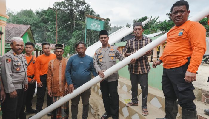 Jumat Berkah, AKBP Yasir Sumbang 60 Batang Pipa untuk Keperluan Air Bersih di Masjid