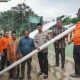 Kapolres Tapsel, AKBP Yasir Ahmadi, didampingi Kapolsek Batang Angkola, AKP Arma Ginda Harahap, Kasat Samapta, AKP Tona Simanjuntak, dan personel lainnya, menyerahkan bantuan 60 batang pipa untuk keperluan akses air bersih bagi jamaah Masjid Al Iman Desa Hurase secara simbolis