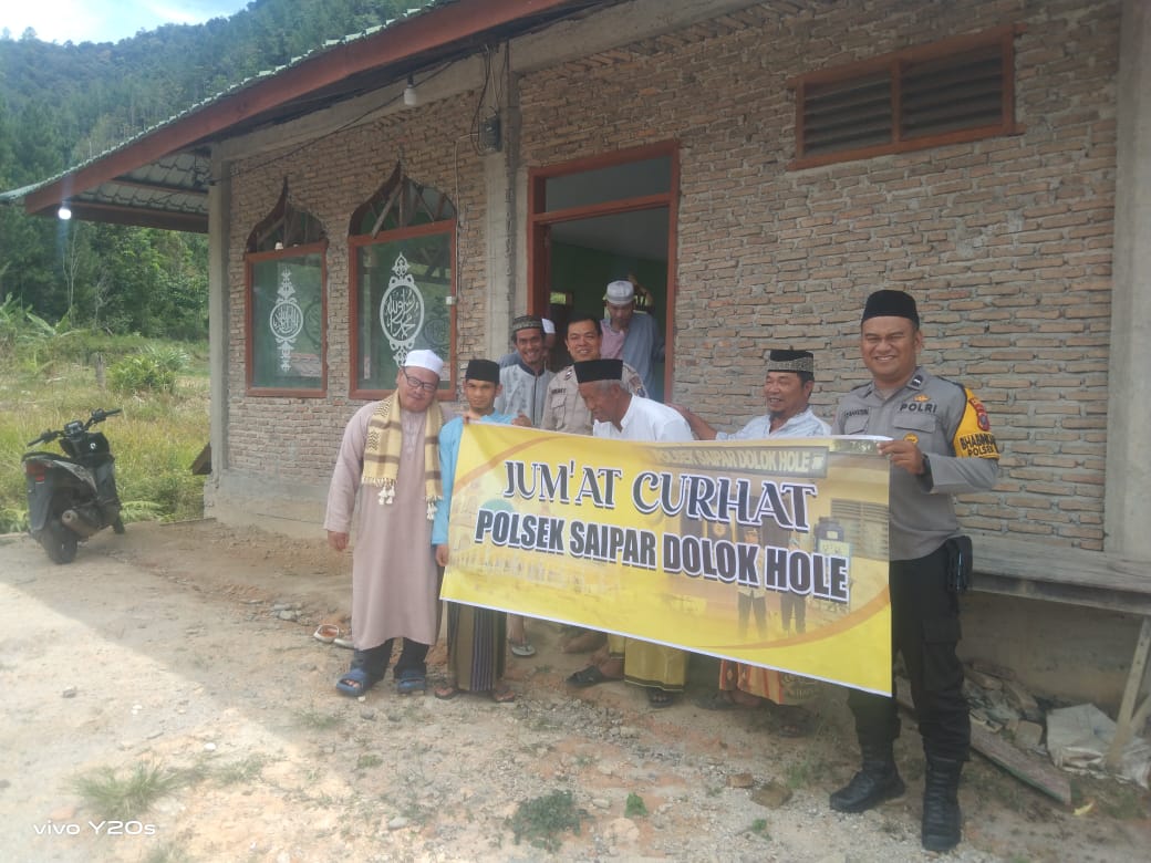 Personel Polsek SD Hole saat menggelar program rutin Jumat Curhat di Masjid Al Ikhlas di Desa Sidapdap Simanosor, Kabupaten Tapanuli Selatan