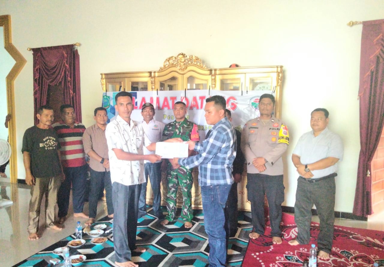 Bhabinkamtibmas Polsek Padang Bolak saat menghadiri Musrenbang dan penyusunan RKPD TA 2025 di Desa Payabaung