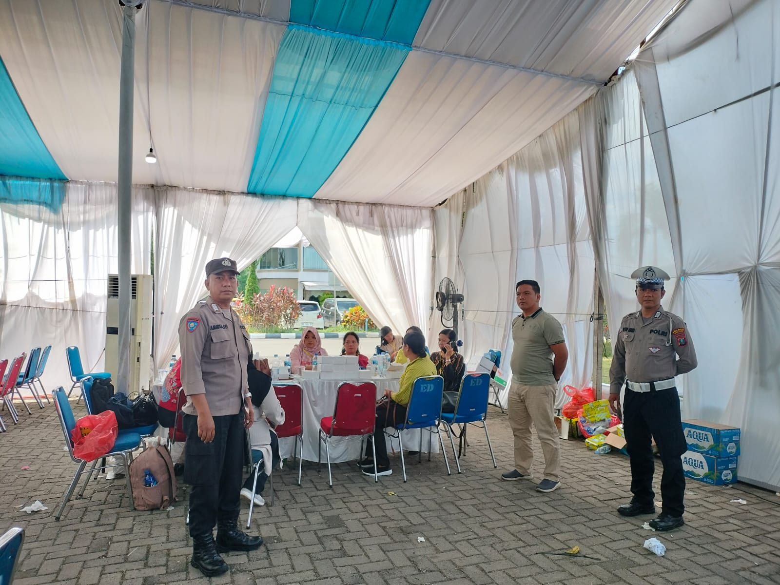 Sejumlah personel dari Polsek Padang Bolak, Polres Tapsel, tampak siaga melakukan pengamanan seleksi kompetensi tahap I terhadap ribuan calon PPPK