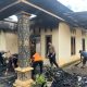 Personel Polres Padangsidimpuan dan lainnya saat membantu membersihkan Rumah dari puing ataupun sisa material kebakaran