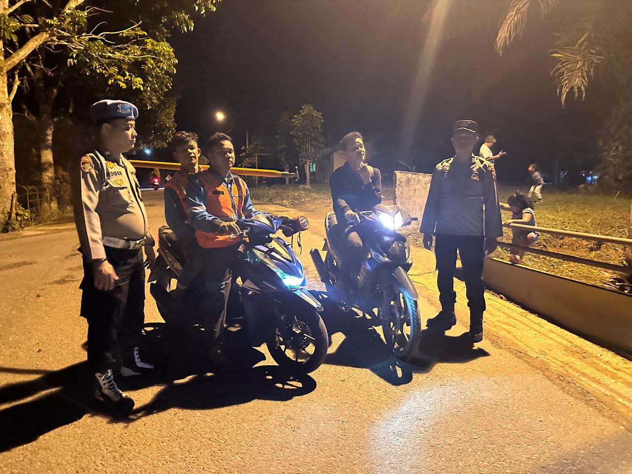 Personel Polsek SD Hole saat menggelar patroli bertajuk, 'Blue Light Patrol di Kelurahan Sipagimbar