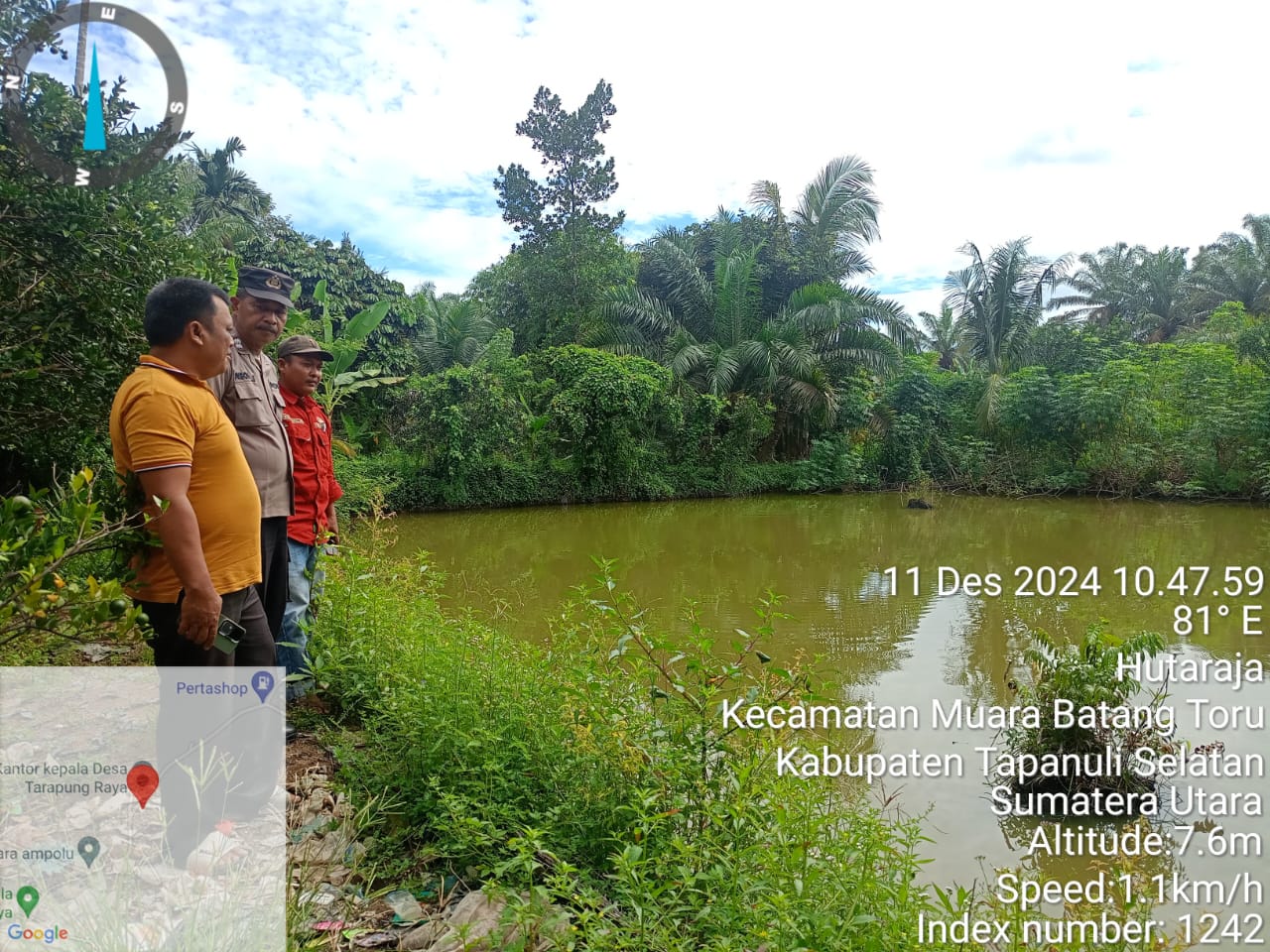 Bhabinkamtibmas Polsek Batang Toru, Aiptu Pasomal Siregar, saat melakukan survey ke kolam ikan milik masyarakat di Desa Tarapung Raya