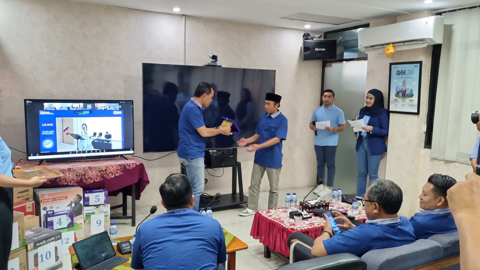 Pgs Kacab BRI Padangsidimpuan, Saniofa Tarigan, menyerahkan cinderamata ke Kepala KPKNL Padangsidimpuan, Agus Yulianto, sebelum pelaksanaan Lelang BRILiaN yang berlangsung di Lantai III Kantor Cabang BRI Padangsidimpuan
