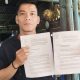 Kalpan, saat menunjukkan surat yang dilayangkan pihak keluarga ke Yayasan guna meminta klarifikasi dugaan pemberhentian sepihak Alm Veronika, selaku orangtuanya dari Kepala SD Swasta YP HKBP di Kota Padangsidimpuan