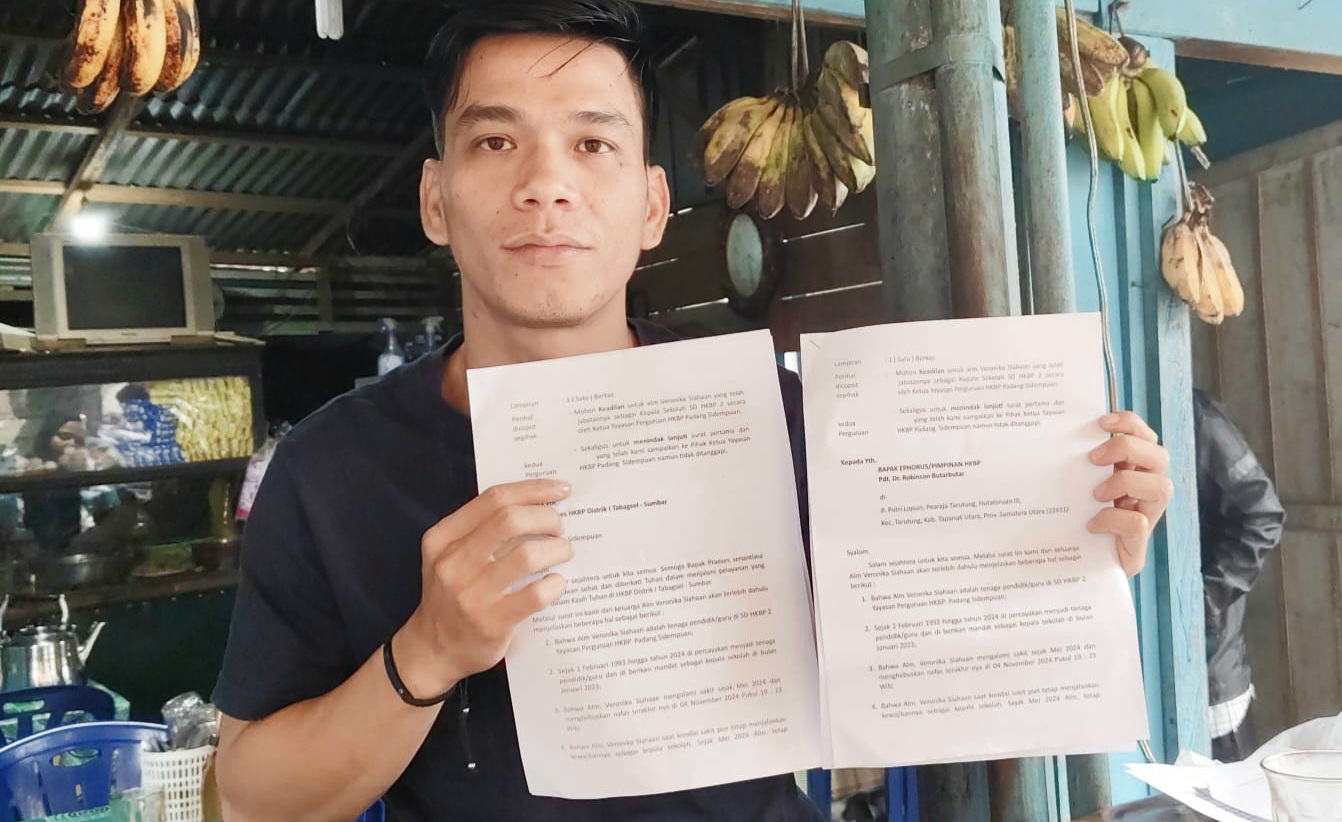 Kalpan, saat menunjukkan surat yang dilayangkan pihak keluarga ke Yayasan guna meminta klarifikasi dugaan pemberhentian sepihak Alm Veronika, selaku orangtuanya dari Kepala SD Swasta YP HKBP di Kota Padangsidimpuan